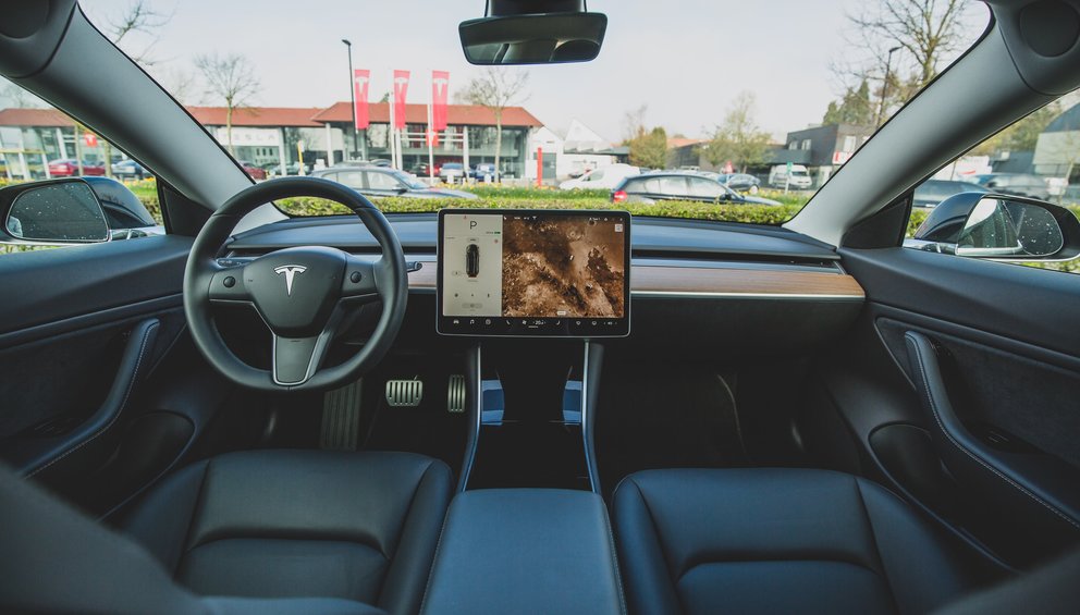 Tesla Model 3 po totální havárii. Při výběru ojetého elektromobilu nepodceňte jeho prověření!