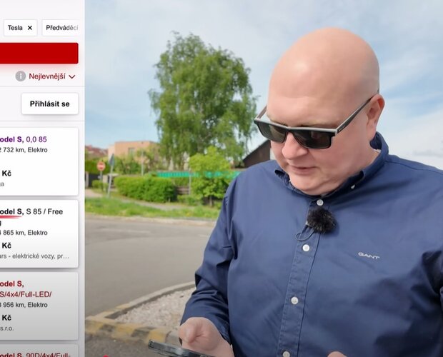 Pan Plešatý vybírá auto s pomocí Cebia