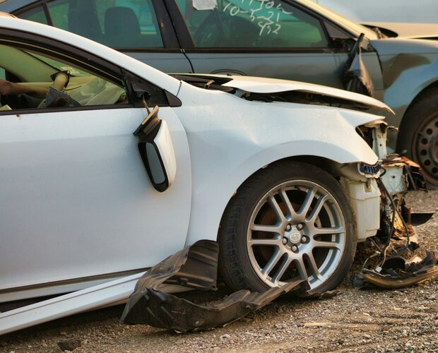 Víte, jak poznat bourané auto?  Co si můžete sami na autě zkontrolovat?