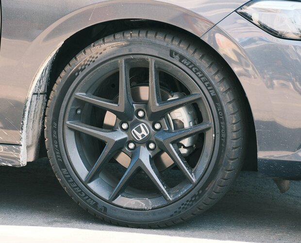 5 nejlepších letních pneumatik 2026: Které modely ovládly letošní testy?