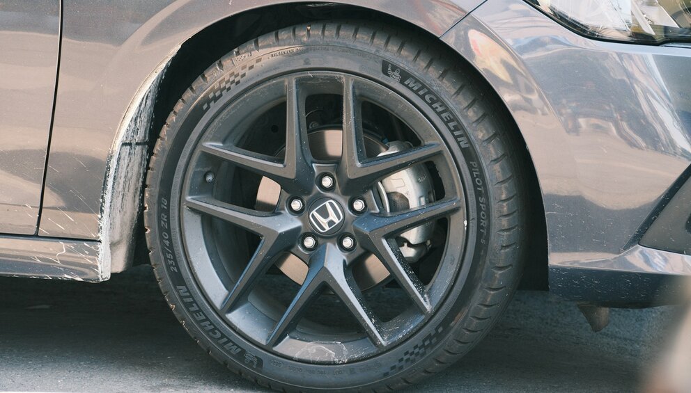 5 nejlepších letních pneumatik 2026: Které modely ovládly letošní testy?