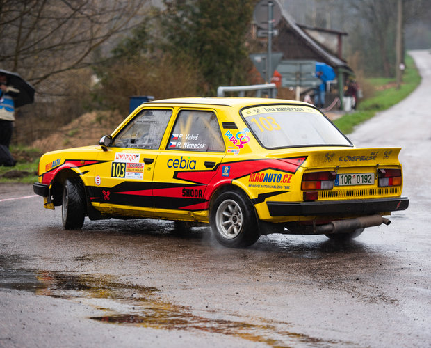 Cebia podpořila rallye tým BezKomprese
