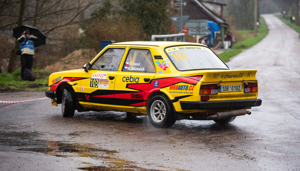 Cebia podpořila rallye tým BezKomprese