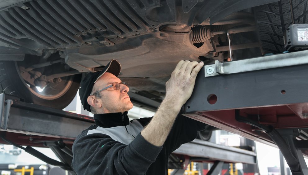 Stočené auto neprojde nově STK. Desetitisíce lidí čekají problémy