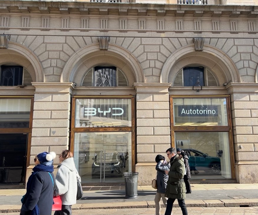 Autotorino BYD naproti katedrále Duomo di Milano, foto Cebia